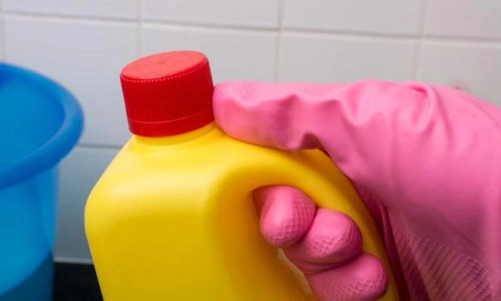 Κορωνοϊός και απολύμανση: Τι δεν πρέπει να κάνετε ποτέ με τη χλωρίνη